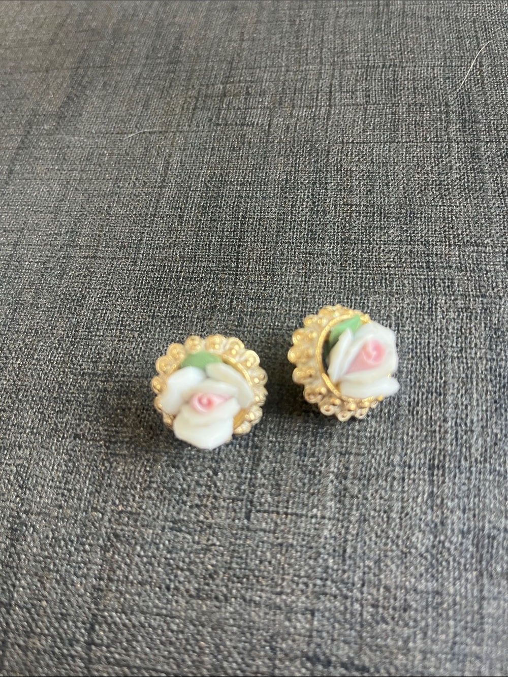 Vintage porcelain flower 🌺 earrings set in gold tone ring.